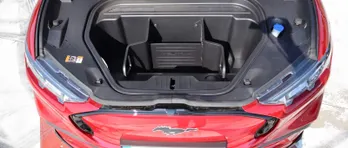 https://noticias.coches.com/wp-content/uploads/2021/11/Ford-Mustang-Match-E-prueba-maletero-delantero-1.jpeg